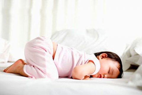 trẻ sơ sinh vặn mình ngủ không ngon giấc