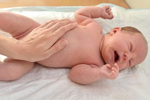 Trẻ sơ sinh đánh hơi nhưng không đi ngoài