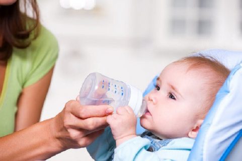 Trẻ sơ sinh có được uống nước không